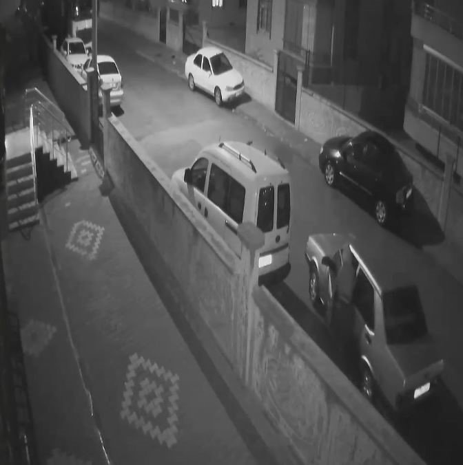 Çaldığı otomobili parçalatmak için çekiciyle sanayiye götürdü, kamera görüntülerinden yakalandı