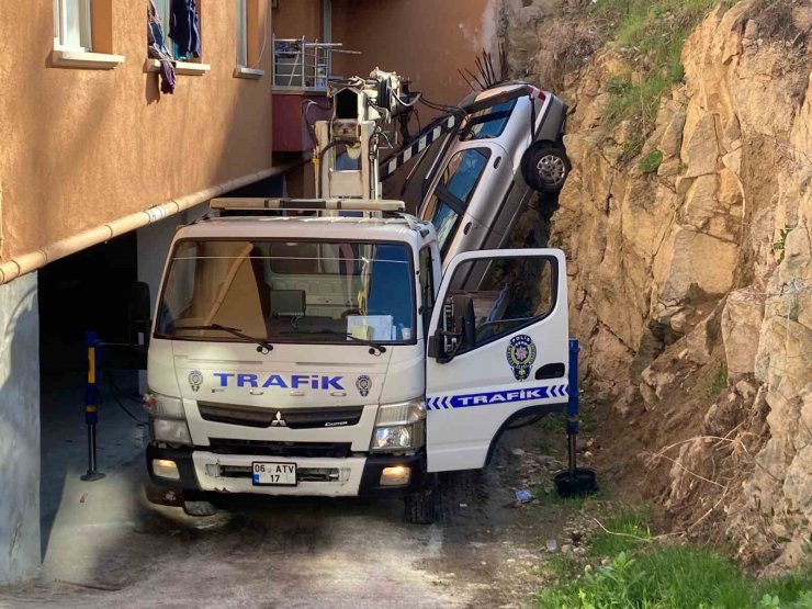 Başkentte otomobil bina boşluğuna uçtu: 5 yaralı