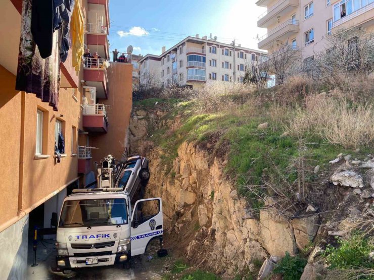 Başkentte otomobil bina boşluğuna uçtu: 5 yaralı