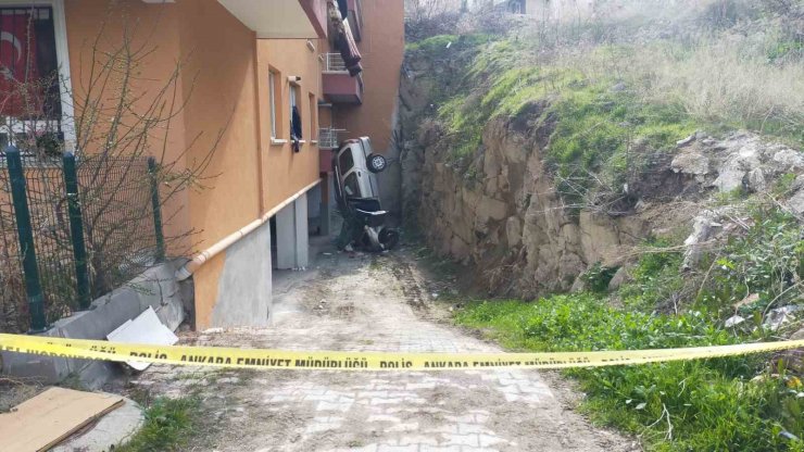Başkentte otomobil bina boşluğuna uçtu: 5 yaralı