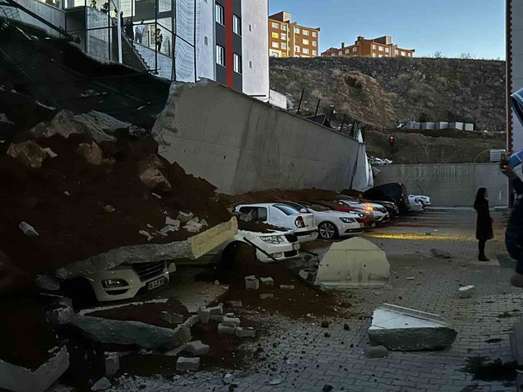 Yozgat’ta istinat duvarı çöktü, 11 araç hasar gördü