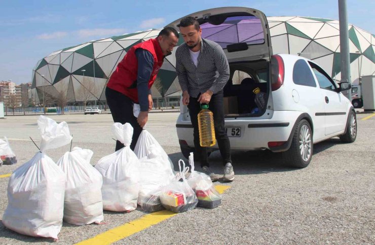 Depremzede aileler için gönüllü kurye oldular