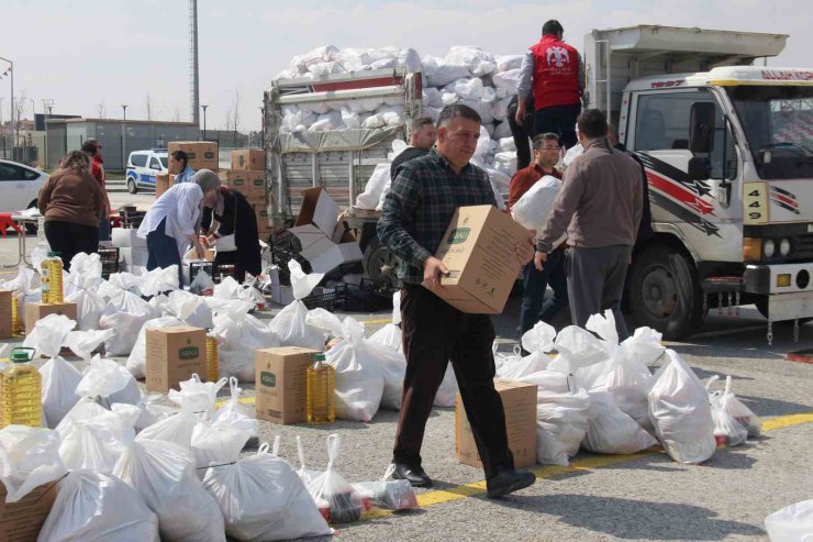 Depremzede aileler için gönüllü kurye oldular
