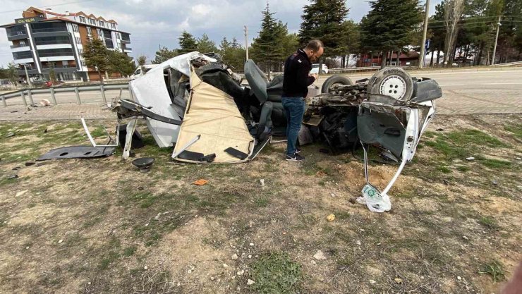 Kaza yapan otomobil parçalandı: 1 ölü, 1 yaralı