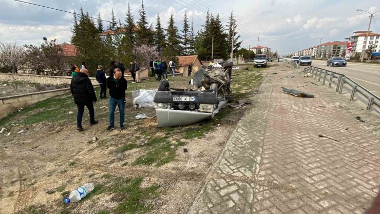 Kaza yapan otomobil parçalandı: 1 ölü, 1 yaralı