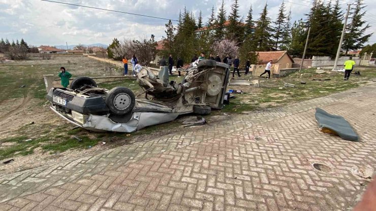 Kaza yapan otomobil parçalandı: 1 ölü, 1 yaralı