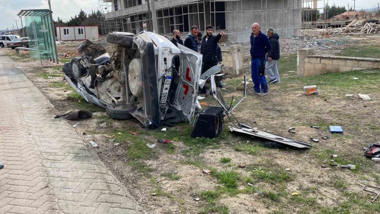 Kaza yapan otomobil parçalandı: 1 ölü, 1 yaralı