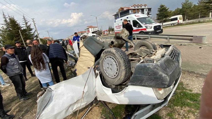 Kaza yapan otomobil parçalandı: 1 ölü, 1 yaralı