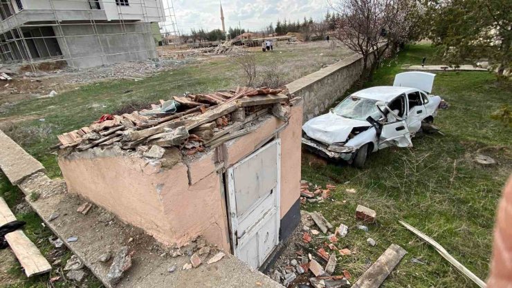 Kaza yapan otomobil parçalandı: 1 ölü, 1 yaralı