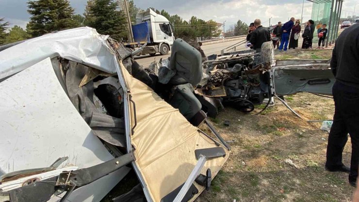 Kaza yapan otomobil parçalandı: 1 ölü, 1 yaralı