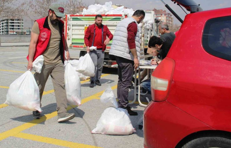 Depremzede aileler için gönüllü kurye oldular