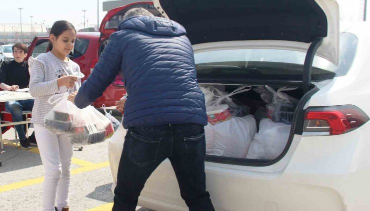 Depremzede aileler için gönüllü kurye oldular