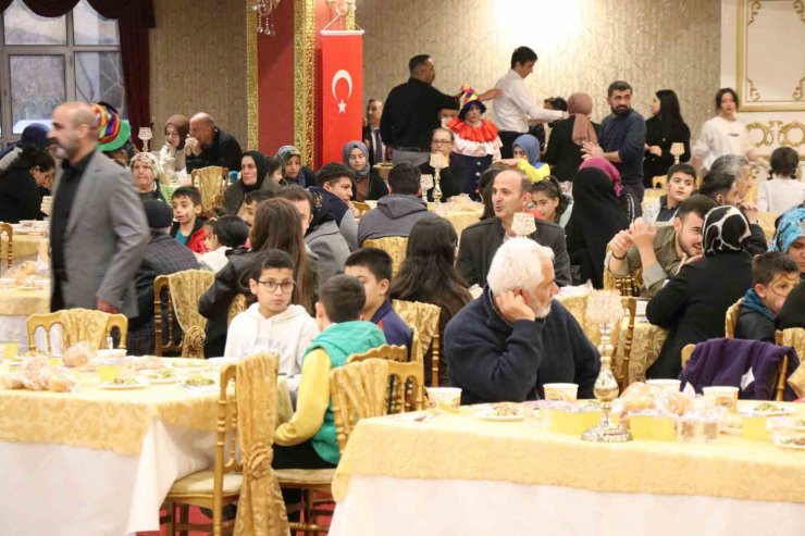 Başkan Dinçer depremzede ailelerle iftarda buluştu