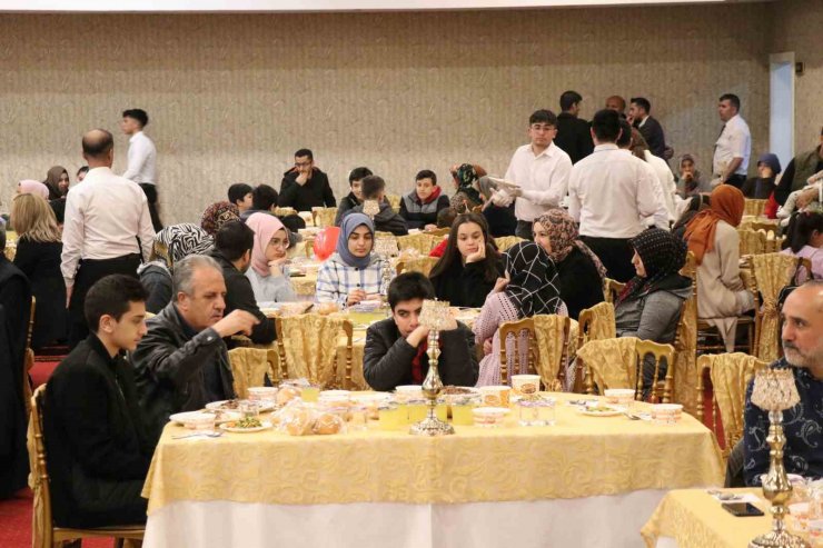 Başkan Dinçer depremzede ailelerle iftarda buluştu