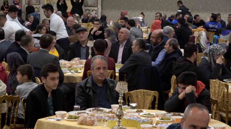 Başkan Dinçer depremzede ailelerle iftarda buluştu