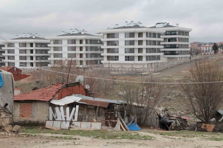 Bir yanda milyonluk evler diğer yanda viraneler