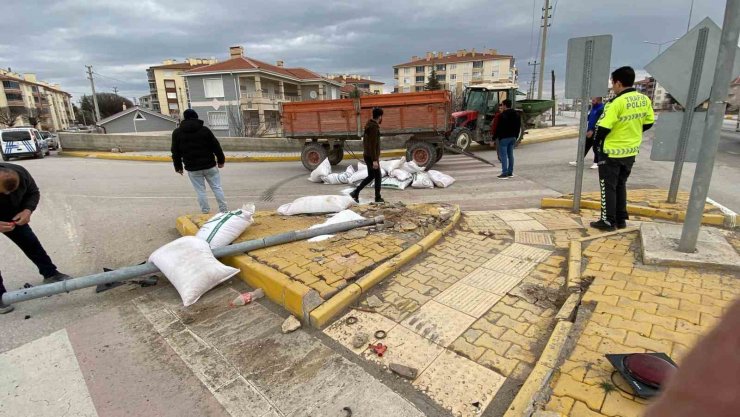 Seyir halindeki traktörden ayrılan römork refüje devrildi