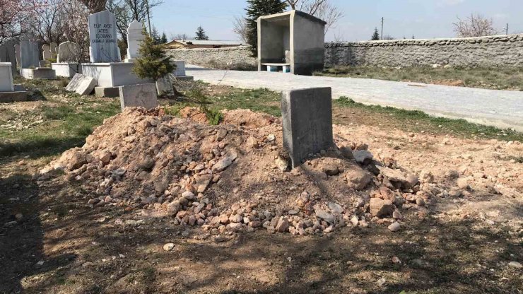 Annesinin öldürdüğü 3 yaşındaki çocuğun babası ve kardeşlerinden mezarına ziyaret