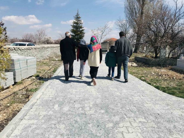 Annesinin öldürdüğü 3 yaşındaki çocuğun babası ve kardeşlerinden mezarına ziyaret
