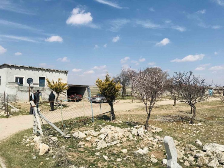 Annesinin öldürdüğü 3 yaşındaki çocuğun babası ve kardeşlerinden mezarına ziyaret