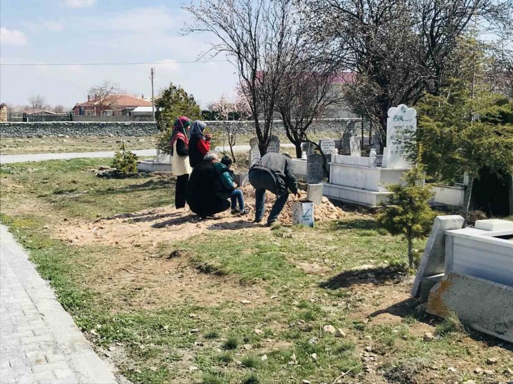 Annesinin öldürdüğü 3 yaşındaki çocuğun babası ve kardeşlerinden mezarına ziyaret