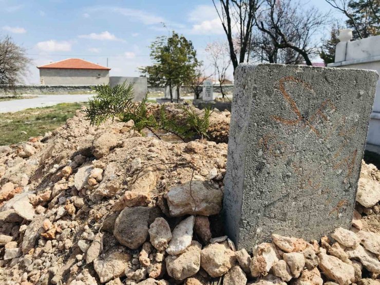 Annesinin öldürdüğü 3 yaşındaki çocuğun babası ve kardeşlerinden mezarına ziyaret