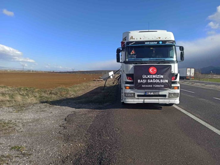 Tırla Hatay’a götürülen konteyneri şiddetli rüzgar devirdi