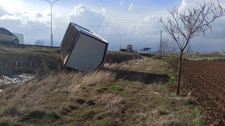 Tırla Hatay’a götürülen konteyneri şiddetli rüzgar devirdi