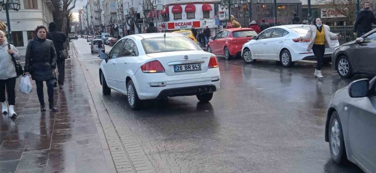 Eskişehir’de taksi ile otomobil çarpıştı