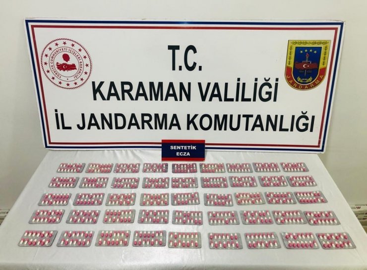 Şüphe üzerine durdurulan şahıslardan bin 78 adet uyuşturucu hap çıktı