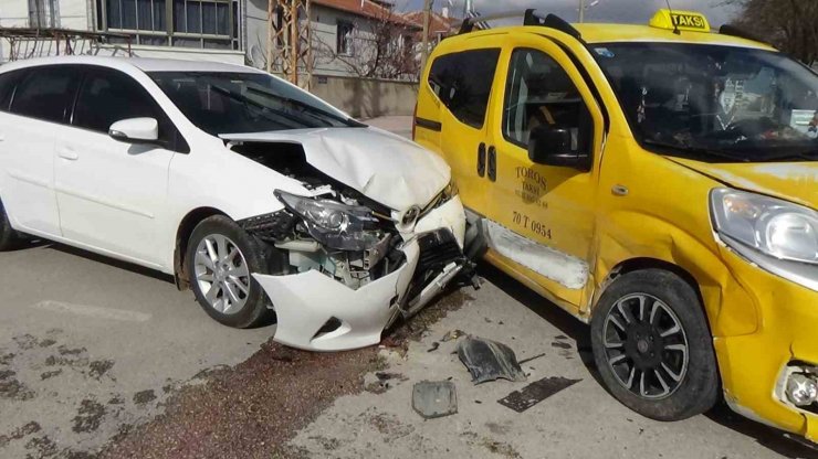 Karaman’da otomobil ile ticari taksi çarpıştı: 1 yaralı