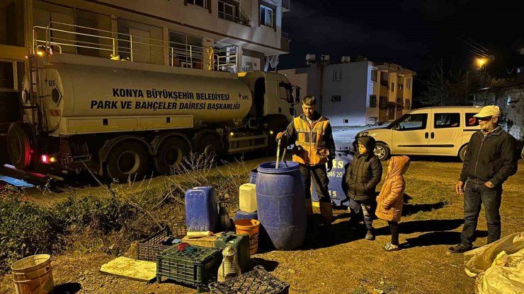 Konya Büyükşehir Hatay’da depremzedelere su hizmetini Ramazan’da da sürdürüyor