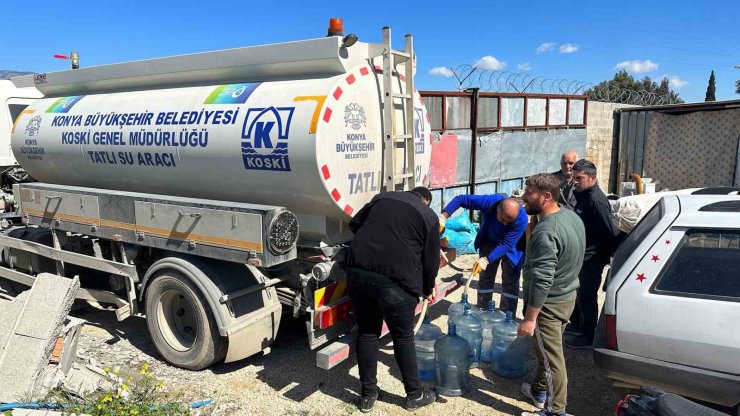 Konya Büyükşehir Hatay’da depremzedelere su hizmetini Ramazan’da da sürdürüyor