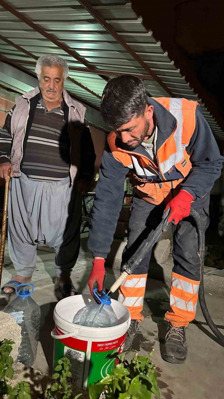 Konya Büyükşehir Hatay’da depremzedelere su hizmetini Ramazan’da da sürdürüyor