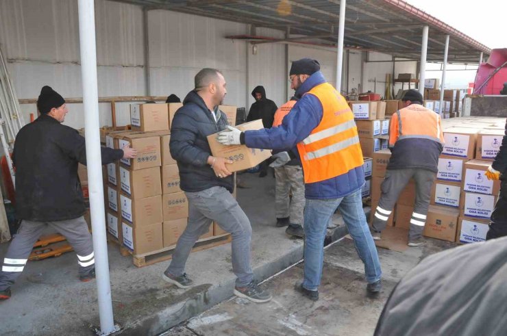 Akşehir Belediyesinden deprem bölgesine yardım kolisi