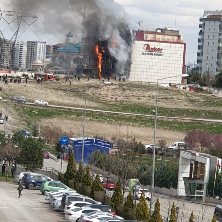 Ankara’da korkutan AVM yangını