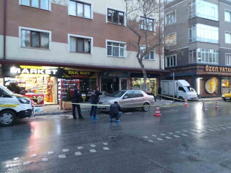 Boşanma aşamasındaki karısını, kızının yanında vurdu