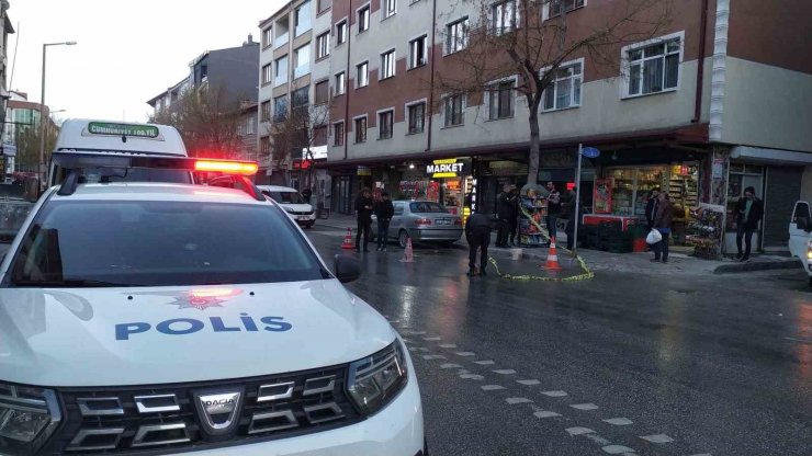 Boşanma aşamasındaki karısını, kızının yanında vurdu