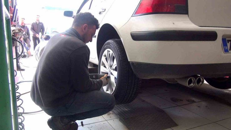 Yaz lastiği uygulaması başladı, uzmanı uyardı: "Yakıt tüketimini artırıyor"