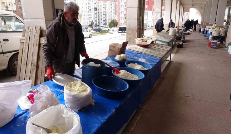 Köylü pazarı ramazanda boş kaldı