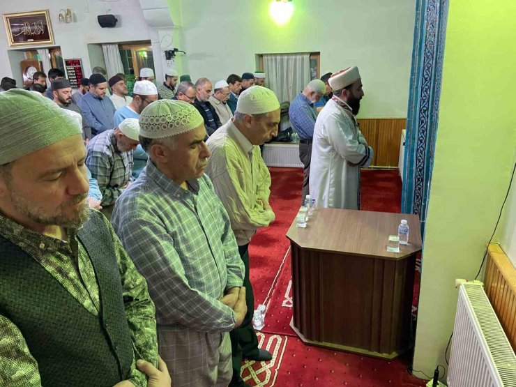 İkiz imamlar son hatimli teravih namazını kıldırdı