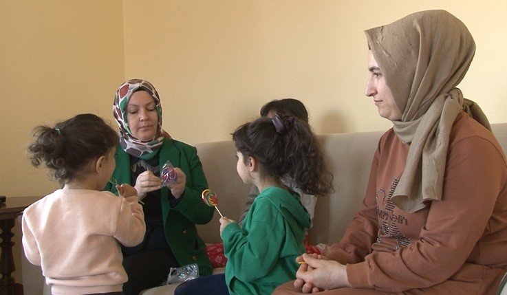 İki çocuk annesi muhtar, depremzede çocukları yalnız bırakmıyor