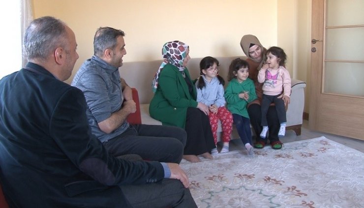 İki çocuk annesi muhtar, depremzede çocukları yalnız bırakmıyor