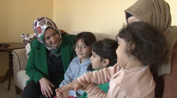 İki çocuk annesi muhtar, depremzede çocukları yalnız bırakmıyor