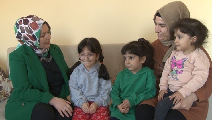 İki çocuk annesi muhtar, depremzede çocukları yalnız bırakmıyor