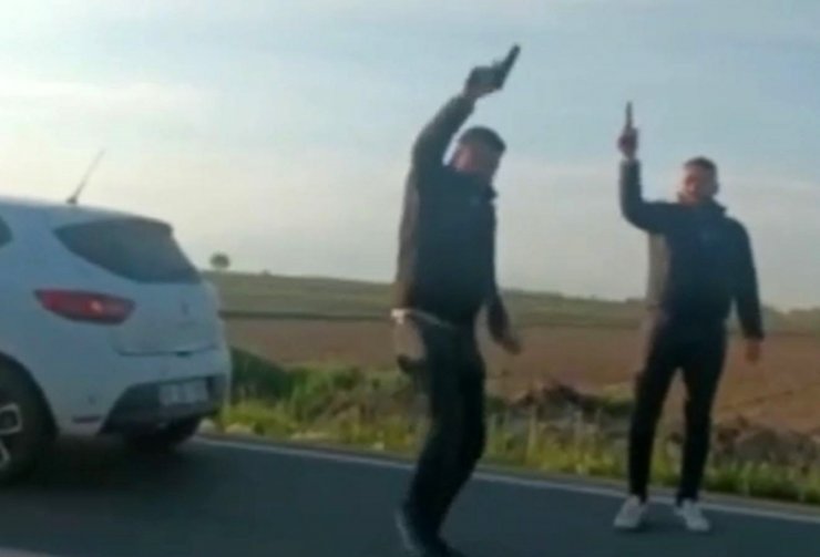 Yolda havaya ateş açıp oynayan magandalar operasyonla yakalandı