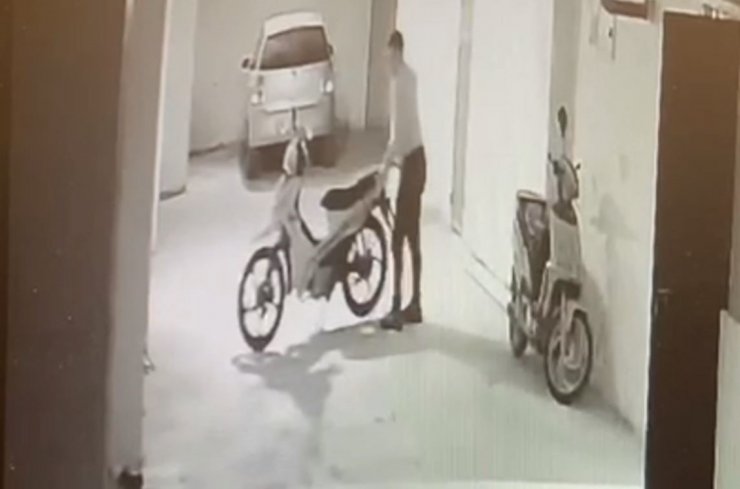 Güvenlik kamerasına yakalanan hırsız rahat tavırlarıyla dikkat çekti