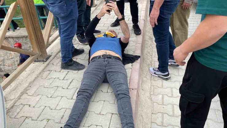 Otomobille çarpışan pikap dereye düştü, faciadan dönüldü