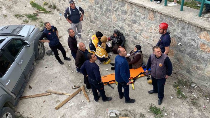 Otomobille çarpışan pikap dereye düştü, faciadan dönüldü