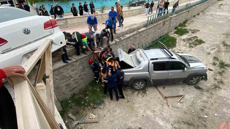 Otomobille çarpışan pikap dereye düştü, faciadan dönüldü